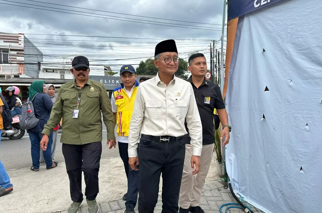 Menteri Pekerjaan Umum Dody Hanggodo meninjau posko mudik di Banten, menyediakan fasilitas istirahat bagi pemudik.