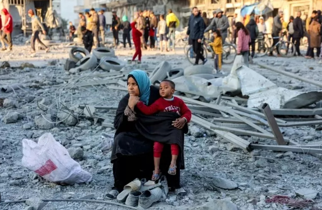 Potret warga gaza yang berada di antara puing-puing setelah Israel menghancurkan Gaza selama perangnya terhadap Palestina.