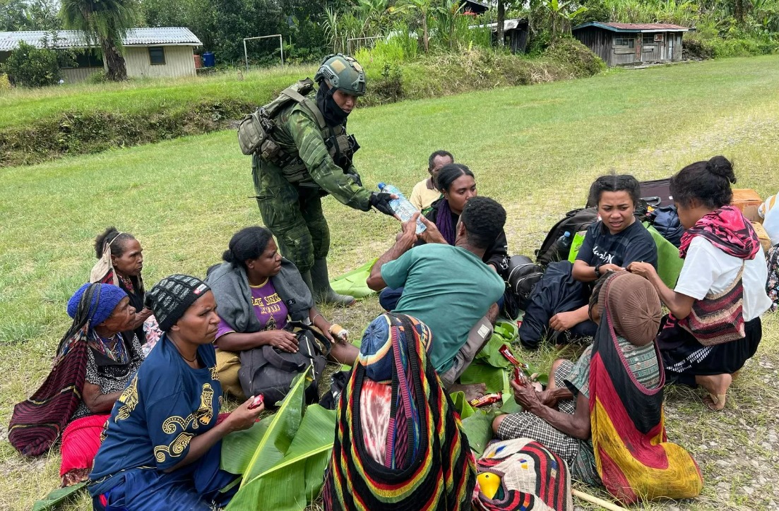 Koops TNI Habema Kogabwilhan III berhasil mengevakuasi para guru korban penyerangan kelompok OPM di Yahukimo, Papua Pegunungan.