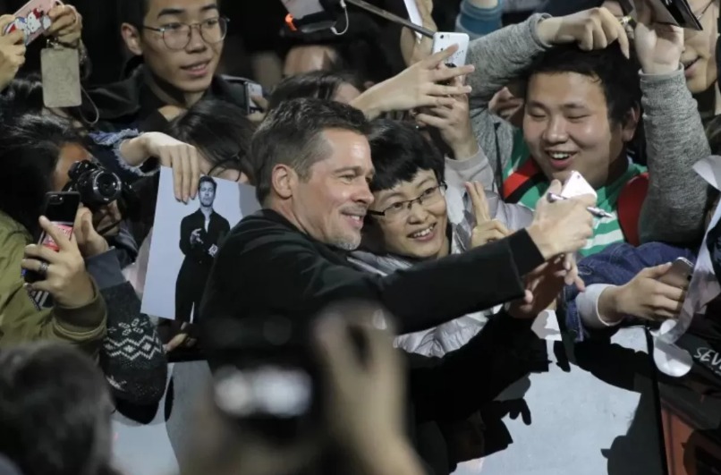 ilustrasi: Aktor Brad Pitt menghadiri acara promosi film Allied di Shanghai, Tiongkok, pada tahun 2016.