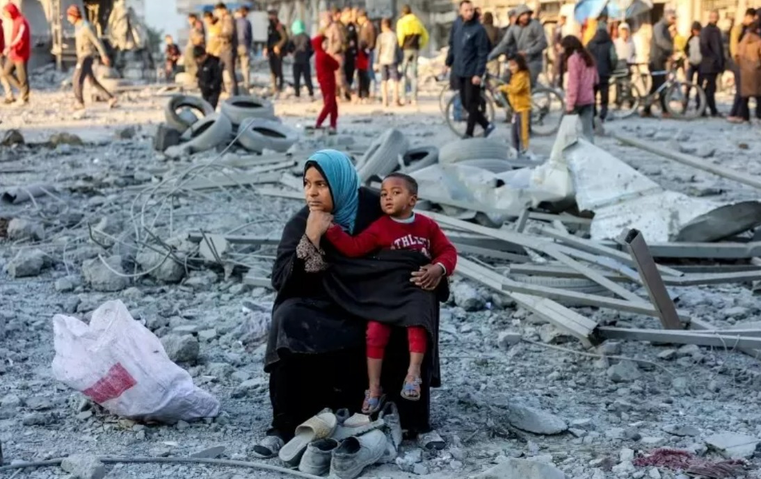 Potret warga gaza yang berada di antara puing-puing setelah Israel menghancurkan Gaza selama perangnya terhadap Palestina.