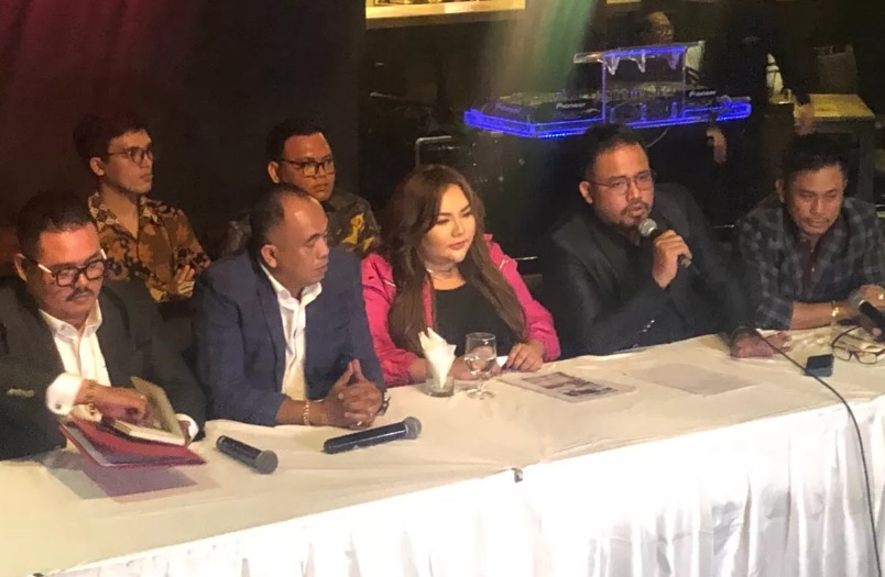 Lisa Mariana menyampaikan keterangan kepada awak media ihwal hubungannya dengan Ridwan Kamil.