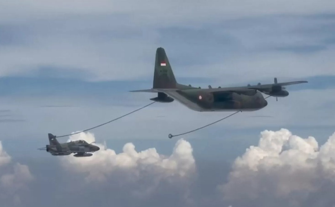Pesawat tempur Hawk 100/200 TNI AU melaksanakan latihan air to air refueling bersama pesawat tanker KC-130 di wilayah udara Medan, Sumut.
