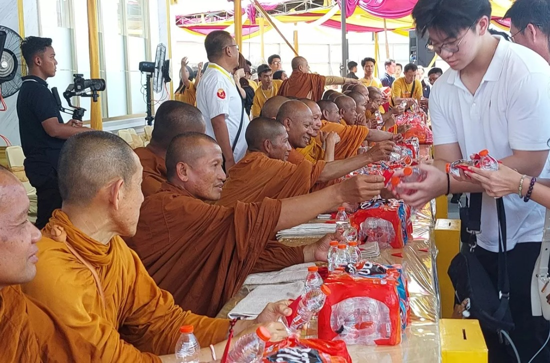 Sebanyak 39 Biksu Thudong memberikan air suci dan angpao segitiga kepada umat Buddha di di Vihara Si Min Fo Pantai Indah Kapuk, Sabtu (19/4).