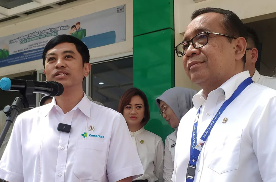 Wamenkes Dante Saksono Harbuwono mendampingi Menko PMK Pratikno saat cek kesehatan gratis di Puskesmas Gambir, Jakarta Pusat, pekan lalu.