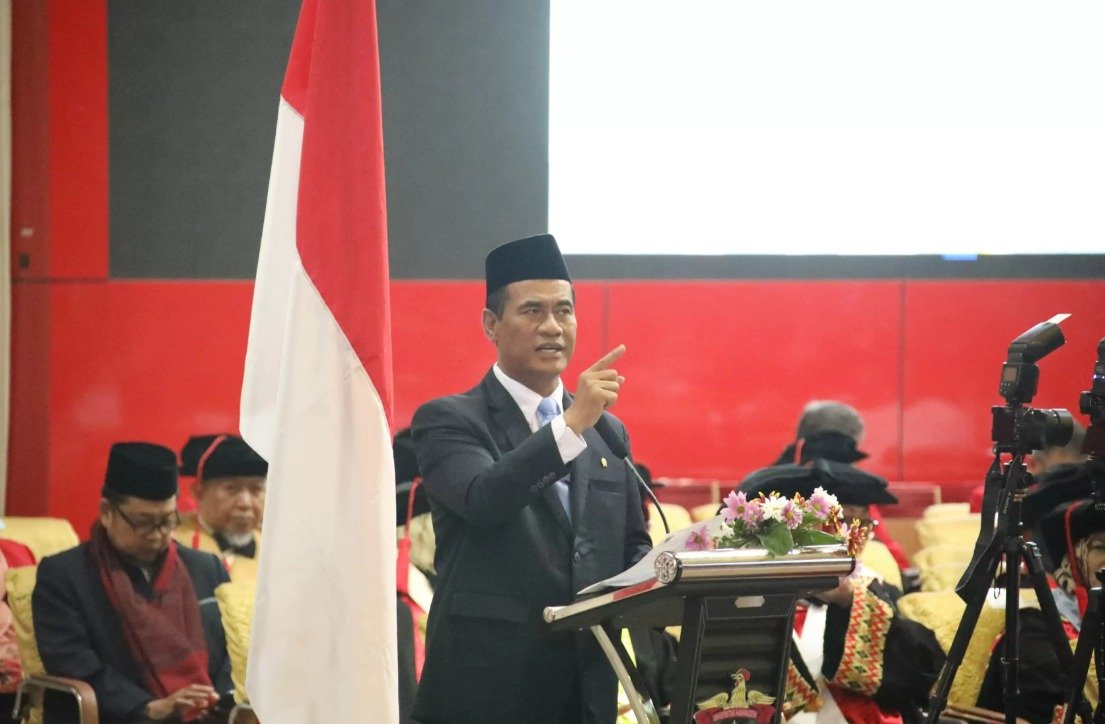 Menteri Pertanian Amran Sulaiman mengungkap pengalaman ditegur Wapres saat memberantas mafia beras dalam pidatonya di Unhas Makassar.