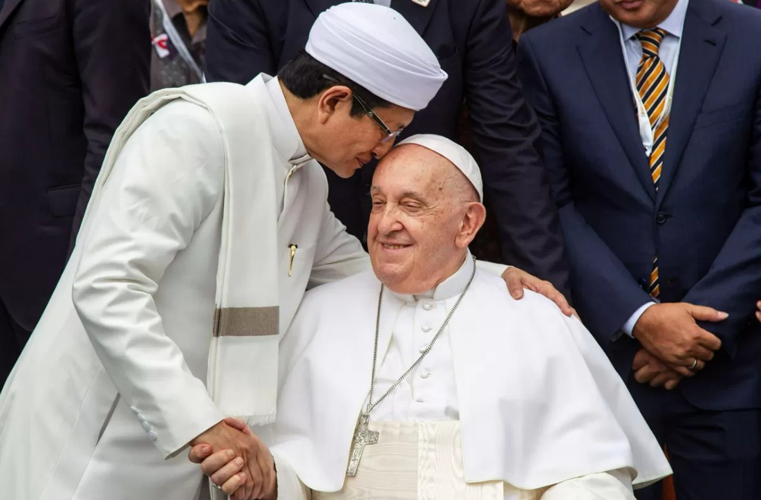Menag Nasaruddin Umar saat bertemu dengan Paus Fransiskus di Jakarta beberapa waktu lalu.