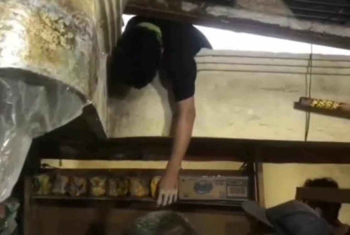 seorang pria tersangkut di atap sebuah warung milik warga di Kabupaten Kepahiang,