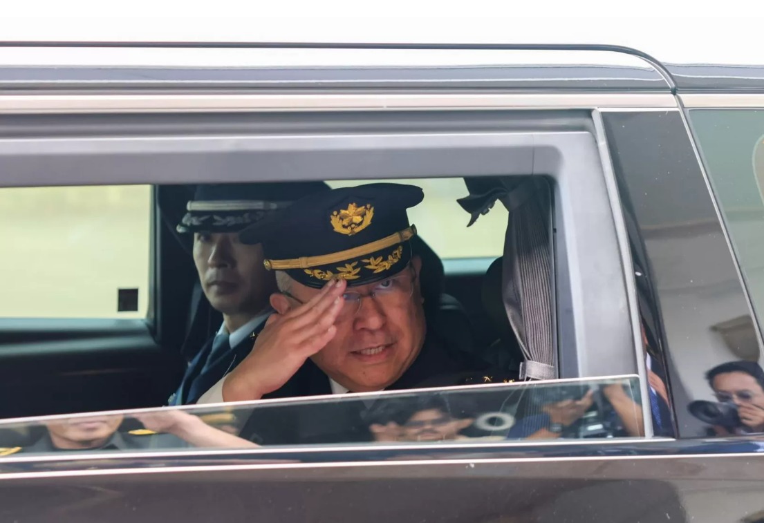 Kepala Staf Gabungan Pasukan Bela Diri Jepang Jenderal Yoshida Yoshihide memberi hormat saat meninggalkan kantor Kemhan pada Jumat (25/4).