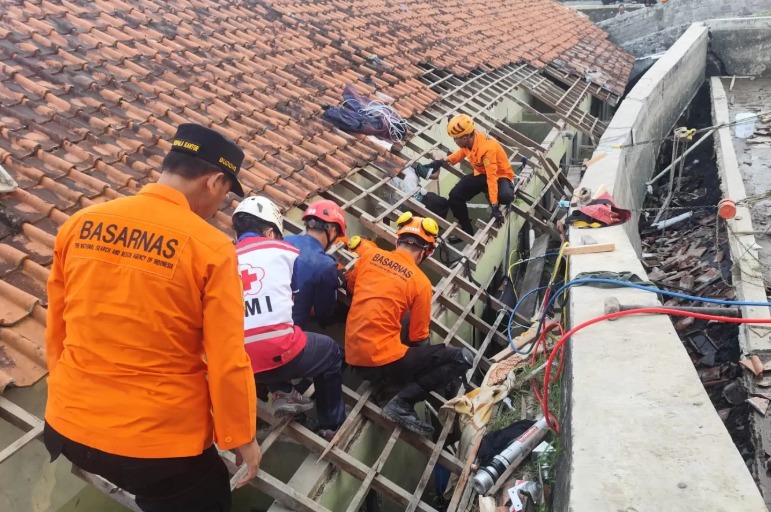 Proses evakuasi para santri yang tertimbun runtuhnya tembok penyangga tandon air di Ponpes Gontor Magelang.