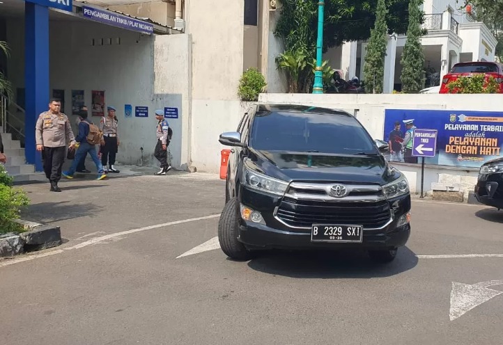 Mobil yang membawa Jokowi tiba di Polda Metro Jaya pada Rabu (30/4). (Istimewa)