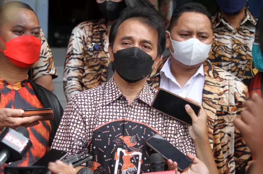 Mantan Menteri Pemuda dan Olahraga (Menpora) Roy Suryo memberikan kepada keterangan awak media usai mendatangi gedung SPKT di Polda Metro Jaya, Jakarta Selatan.