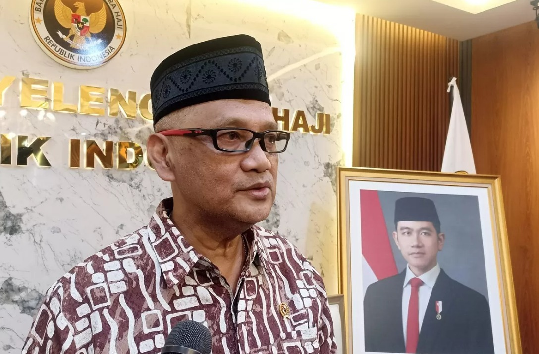 Kepala Badan Penyelenggara (BP) Haji Mochammad Irfan Yusuf memberikan keterangan kepada awak media di Jakarta (6/5).