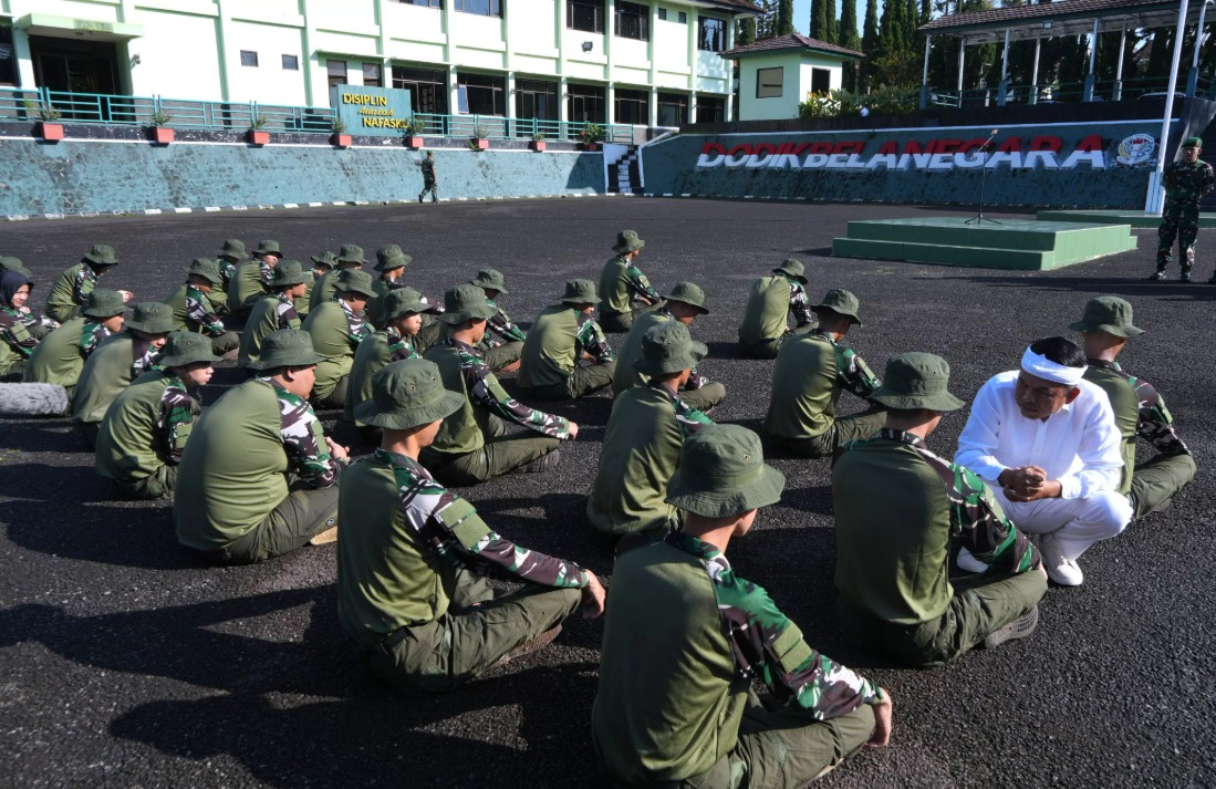 Gubernur Jabar Dedi Mulyadi berbincang dengan siswa saat program pendidikan karakter dan kedisiplinan di Dodik Bela Negara Rindam III Siliwangi, Bandung, Jawa Barat, Senin (5/5/2025).