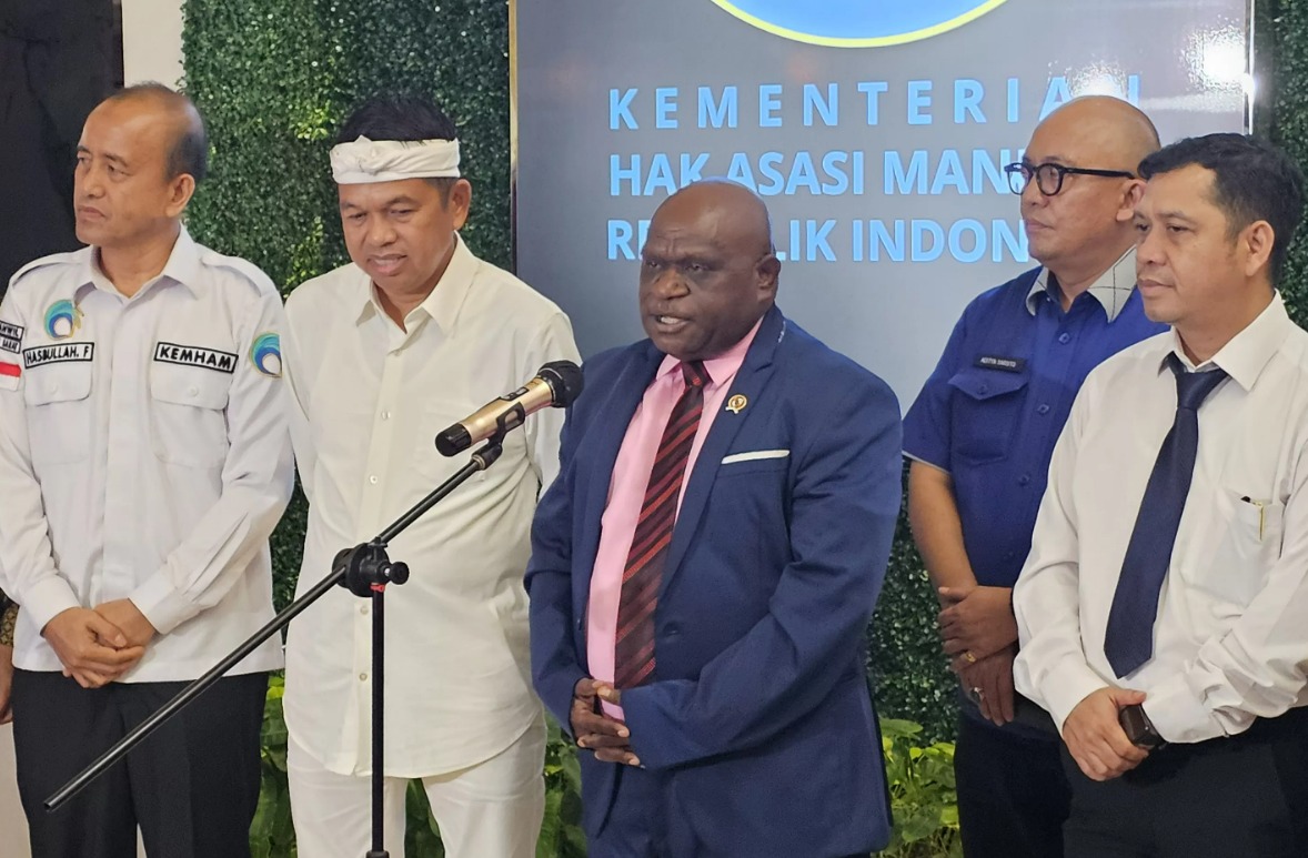 Gubernur Jawa Barat (Jabar) Dedi Mulyadi saat menemui Menteri HAM Natalius Pigai di kantor Kementerian HAM, Jakarta, Kamis (8/5).