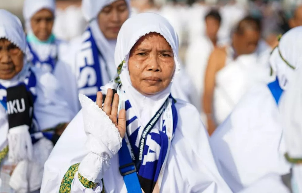 Calon jemaah haji Indonesia saat di Bir Ali. Mereka sudah mengenakan kain ihram dari hotel untuk mempercepat proses.