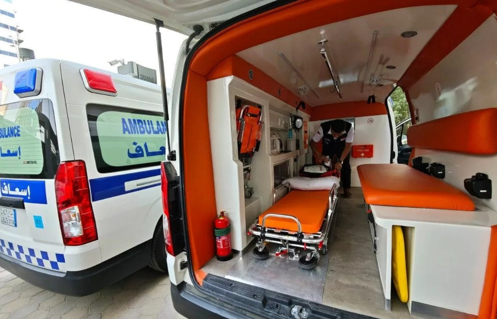 Petugas kesehatan haji sedang memeriksa ambulance yang digunakan untuk operasional di Daker Madinah.