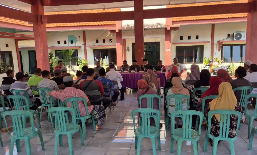 AUDIENSI: Sejumlah PKL di Kelurahan Sebani yang mengikuti jalannya audiensi di kantor kelurahan setemat. Mereka gerah dengan adanya warung penyedia layanan karaoke.
