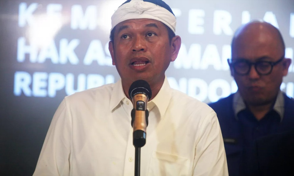 Gubernur Jawa Barat Dedi Mulyadi memberikan keterangan pers kepada awak media di Kantor Kementerian HAM, Jakarta Selatan, Kamis (8/5/2025).