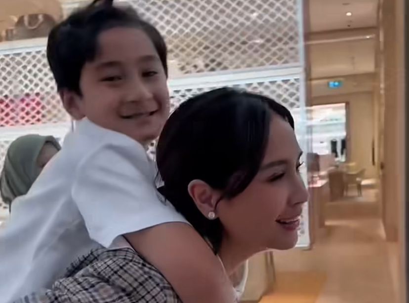Rafathar bersama Nagita Slavina.