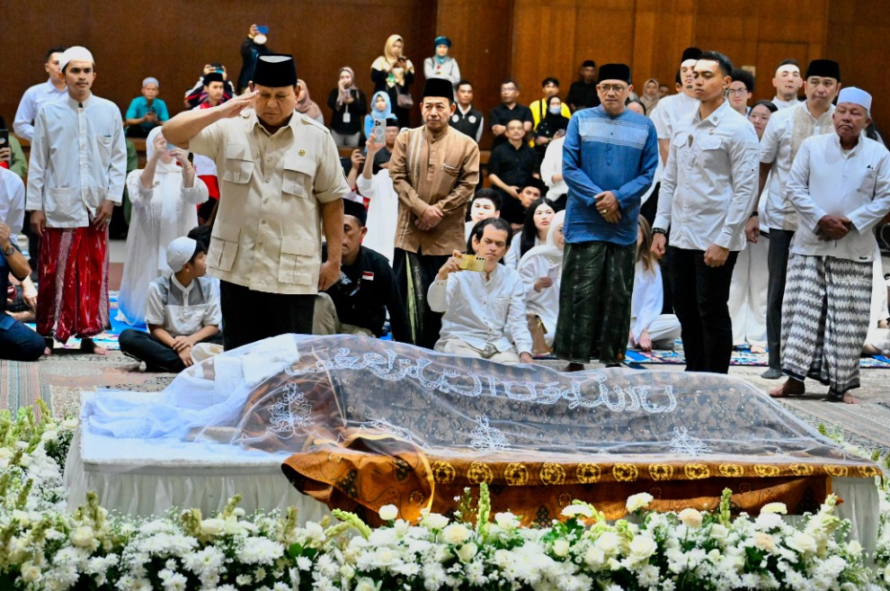 Presiden Prabowo Subianto melayat almarhum Mayjen TNI (Purn.) DR. (HC) H. Eddie Mardjoeki Nalapraya.
