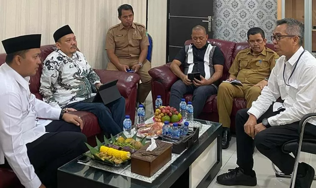 SINERGI: Bupati Pasuruan, HM Rusdi Sutejo bersama TP3D saat berkunjung ke BPN Kabupaten Pasuruan.