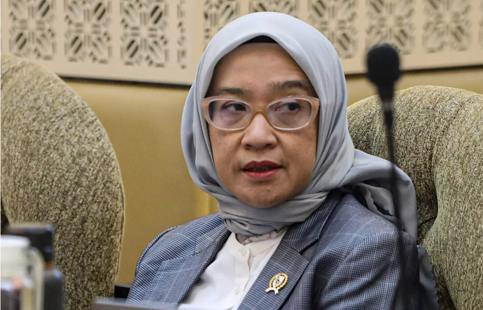 Menteri PANRB Rini Widyantini menyampaikan paparan pada rapat kerja dengan Komisi II DPR di Kompleks Parlemen, Senayan, Jakarta, Rabu (12/2/2025).