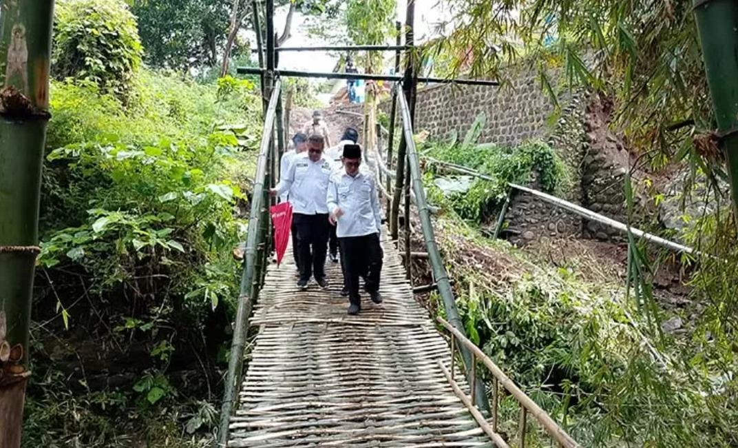 Wabup Pasuruan M Shobih Asrori saat meninjau jembatan darurat yang dibangun swadaya oleh warga usai jembatan Karangjati Wonorejo ambruk