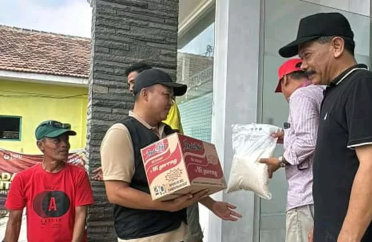 Bupati Pasuruan Mas Rusdi saat memberi bantuan kepada seorang warga terimbas bencana, beberapa waktu lalu.