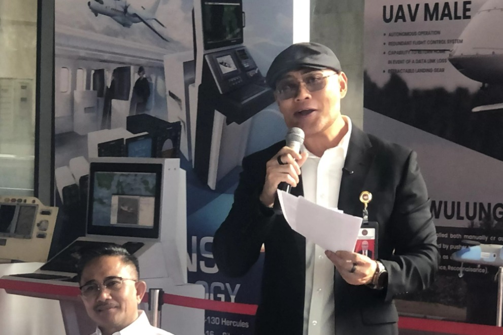 Stafsus Menhan Deddy Corbuzier menyampaikan keterangan pada Rabu (26/2).