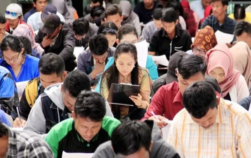 Ilustrasi pencari kerja tengah mengisi data pribadi saat melamar pekerjaan.