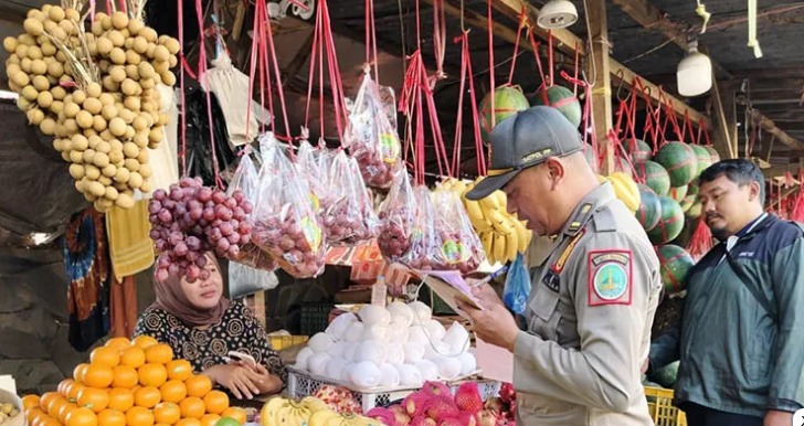 PERINGATAN: Petugas Satpol PP Kota Pasuruan saat memberikan peringatan kepada pedagang. Mereka diminta untuk taat aturan, jika tidak ingin ditertibkan.