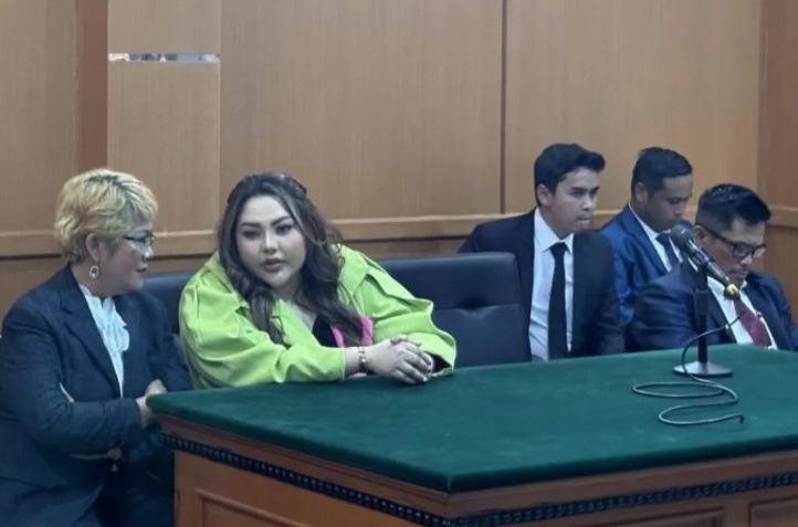 Selebgram Lisa Mariana (kedua kiri) menghadiri sidang perdana atas gugatan perdata terhadap mantan Gubernur Jawa Barat Ridwan Kamil di PN Bandung, Rabu (28/5).