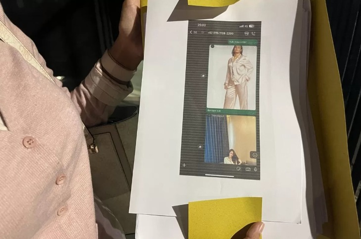 Korban dugaan penipuan oleh Lisa Mariana menunjukkan bukti yang dilaporkan ke Polrestabes Surabaya. (istimewa)