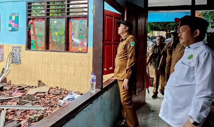 CEK: Bupati Pasuruan, HM Rusdi Sutejo saat mengecek ruang kelas SDN Petung III yang ambruk.