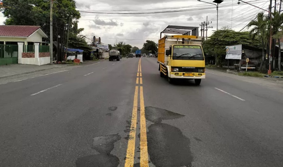 MULUS: Jalur tengah Surabaya-Malang. Ruas jalan setempat tampak gundul, tanpa ada median jalan. Hanya ada garis markah.