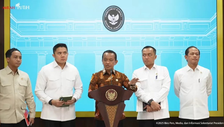 Menteri ESDM Bahlil Lahadalia menjelaskan pencabutan izin 4 perusahaan tambang di Raja Ampat demi melindungi lingkungan.