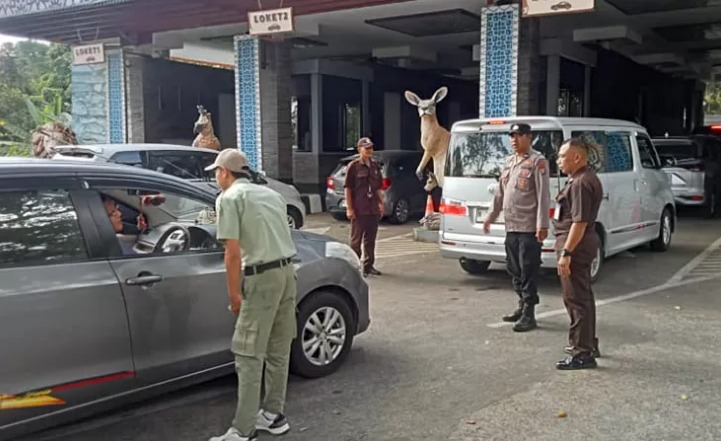 PENGAMANAN: Petugas kepolisian saat melakukan pengamanan di kawasan wisata, Taman Safari Prigen. Hal ini dilakukan, untuk memastikan kondusifitas tetap terjaga. (Humas Polres Pasuruan)