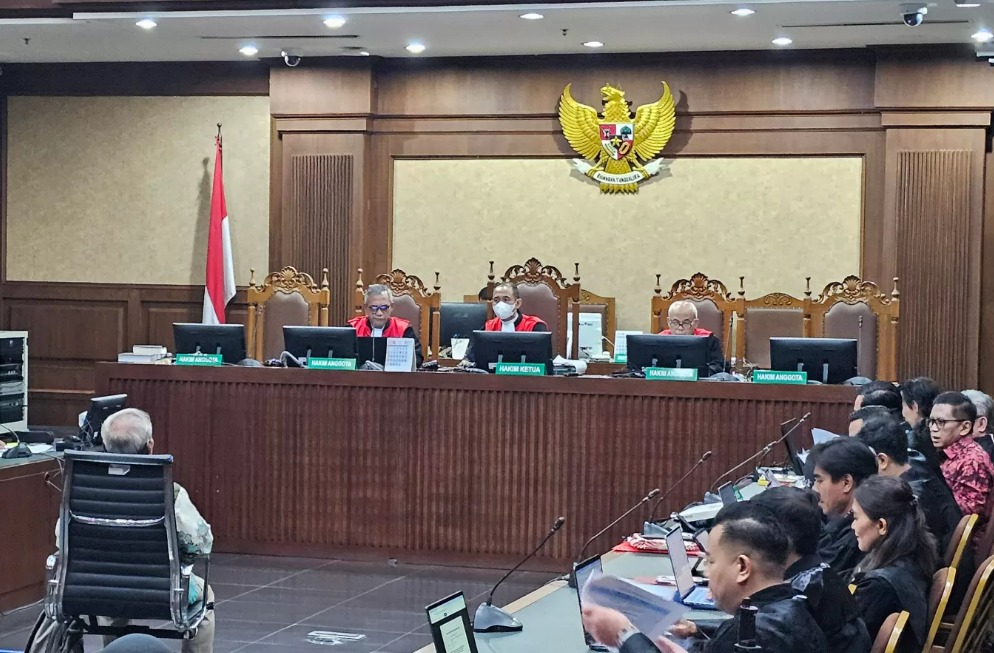 Ahli bahasa Universitas Indonesia Frans Asisi Datang saat memberi keterangan ahli dalam sidang Sekjen PDIP Hasto Kristiyanto di Pengadilan Tipikor pada PN Jakpus, Kamis (12/6).
