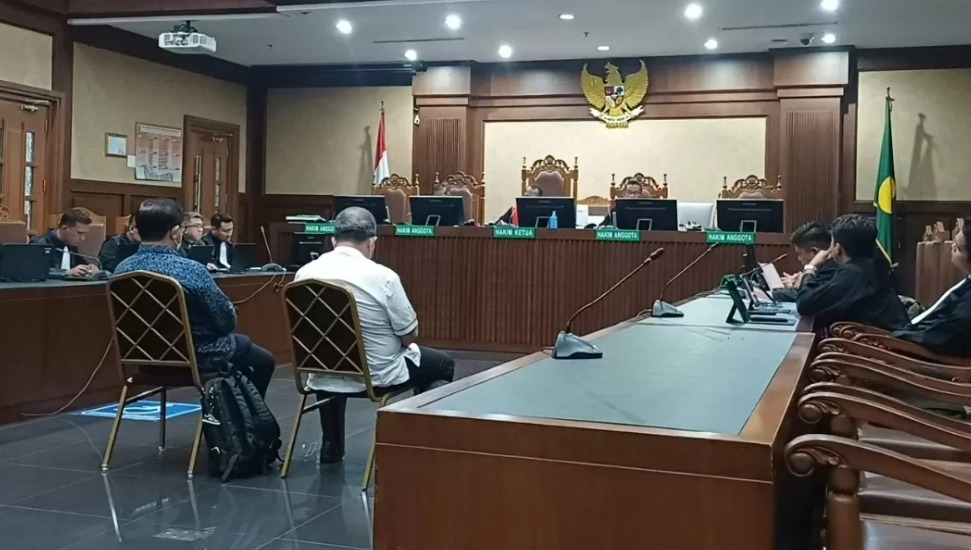 Dua hakim Pengadilan Negeri (PN) Surabaya, Erintuah Damanik dan Mangapul Girsang, resmi dijatuhi hukuman masing-masing 7 tahun penjara.