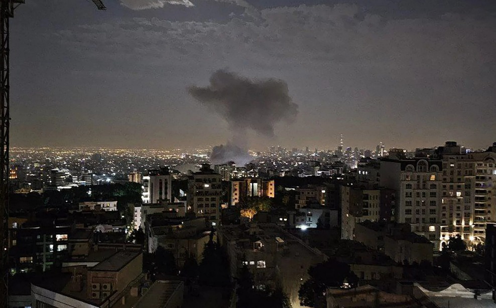 Israel melancarkan serangan ke Iran.