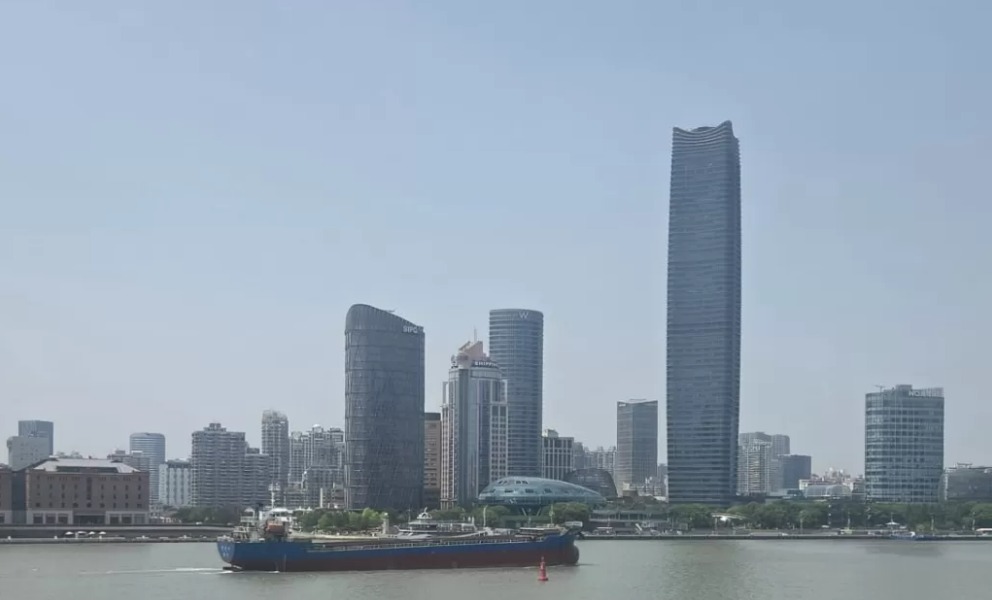 Pemandangan kota di tepian Sungai Huangpu, Shanghai, Tiongkok