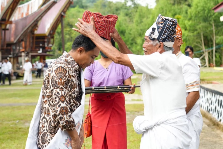 Menteri Kehutanan Raja Juli Antoni menerima gelar adat Bala Padang Kambuno Langi dari masyarakat Toraja di Tongkonan Borong, Kab. Toraja Utara (14/6).