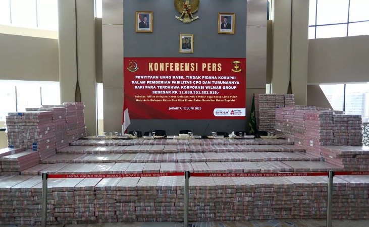 Barang bukti uang sitaan dari Wilmar Group senilai Rp. 11.8 Triliun saat konferensi pers kasus korupsi ekspor crude palm oil (CPO) di Gedung Bundar Jampidus Kejaksaaan Agung (Kejagung)