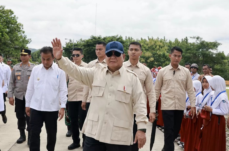 Presiden Prabowo Subianto saat menyapa anak sekolah.