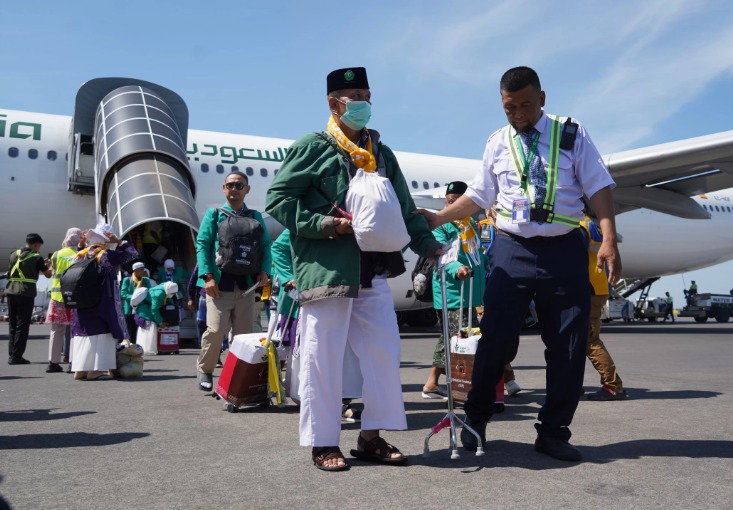 Ilustrasi jamaah haji Indonesia yang turun dari pesawat Saudia Airlines.