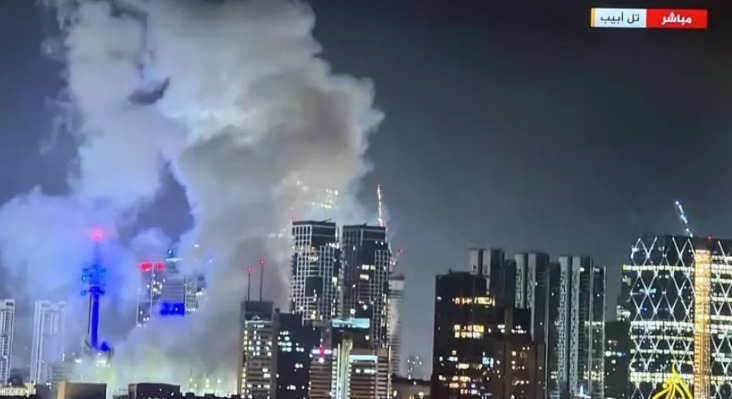 Iran melakukan serangan balik ke Israel dengan membombardir Tel Aviv.