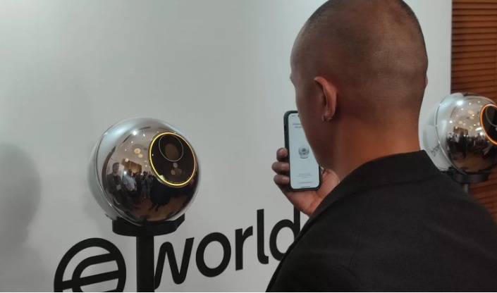 Proses verifikasi identitas seseorang mengunakan Orb pada World.