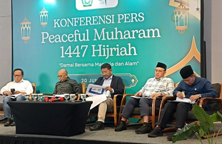 Dirjen Bimas Islam Kemenag Abu Rockmad (tengah) dalam paparan kegiatan Peaceful Muharram 1447 H di Jakarta, Jumat (20/6).