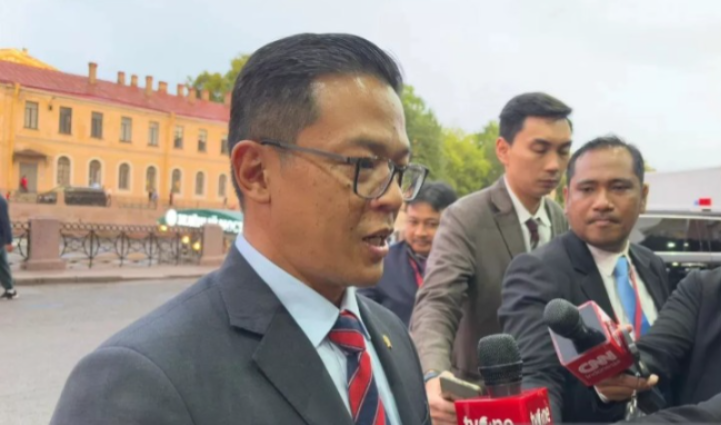 Menteri Luar Negeri Sugiono memberikan keterangan pers di pelataran hotel tempat Presiden RI Prabowo Subianto menginap di St. Petersburg, Rusia, Rabu (18/6/2025).